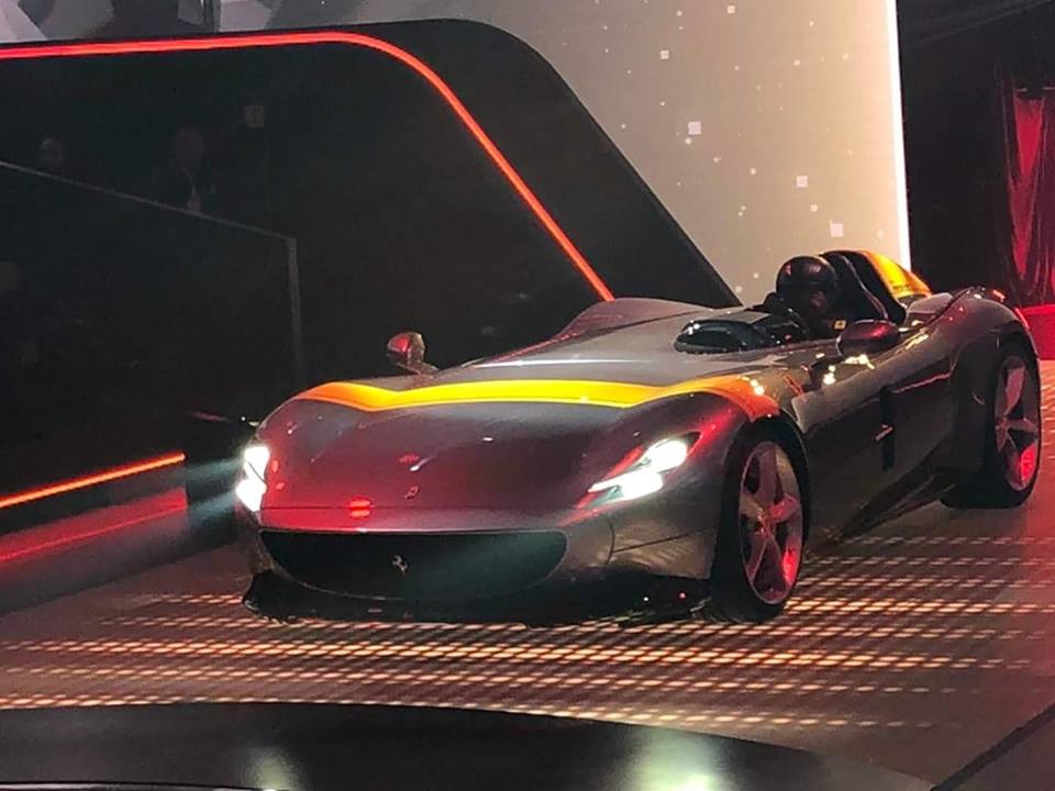 Ferrari Monza SP1 trong sự kiện ra mắt tại Ý