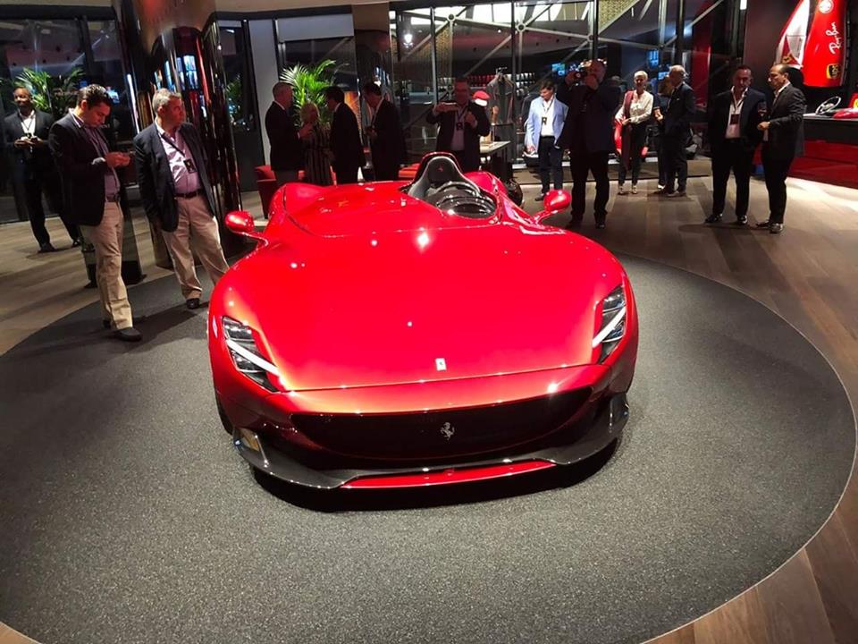 Cụm đèn pha của Ferrari Monza SP1 lấy từ 812 Superfast sang