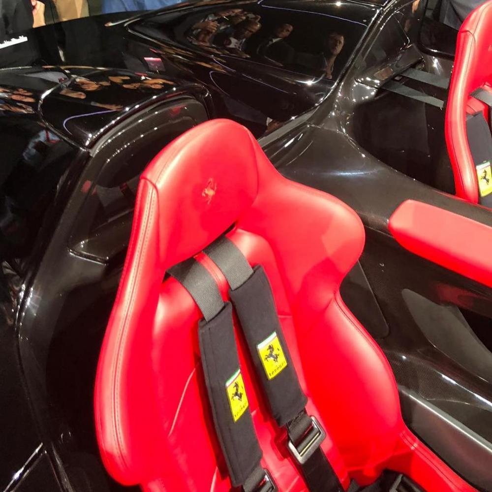 Ghế và dây đai an toàn theo phong cách xe đua của Ferrari Monza SP2