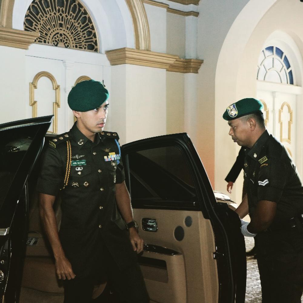 Tunku Abdul Rahman trong bộ trang phục Hoàng gia Johor bước ra từ khoang lái chiếc Rolls-Royce