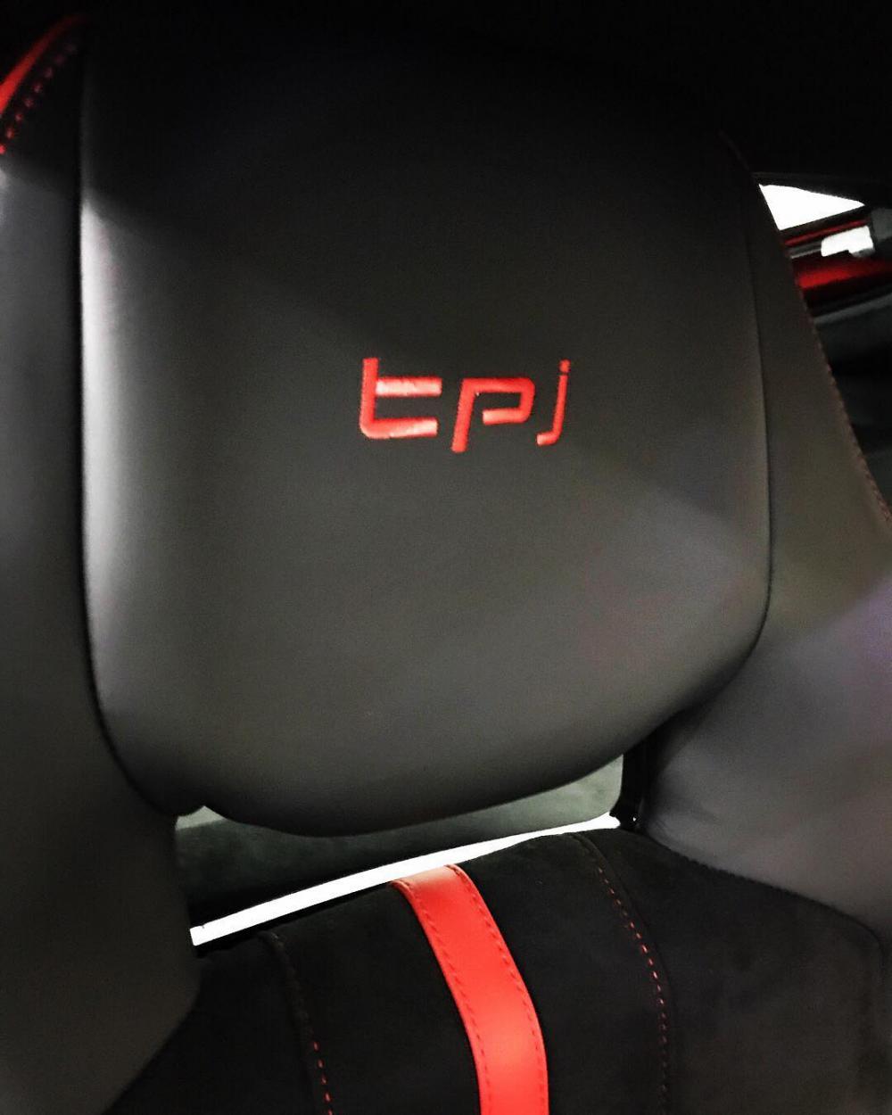  Trên tựa đầu ghế ngồi chiếc siêu xe Ferrari F12tdf còn có ba chữ cái TPJ màu đỏ, đây là viết tắt từ tên hiệu của Tunku Panglima Johor