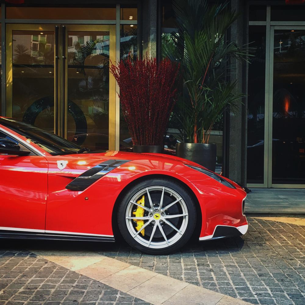 Siêu xe Ferrari F12tdf hiện có giá bán không dưới 1 triệu đô la, đắt gấp 3 lần mức giá xuất xưởng