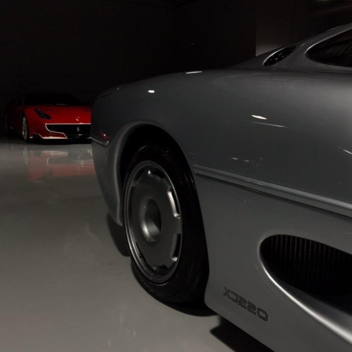 Ferrari F12tdf và mẫu xe cổ Jaguar XJ220 của Tunku Panglima Johor