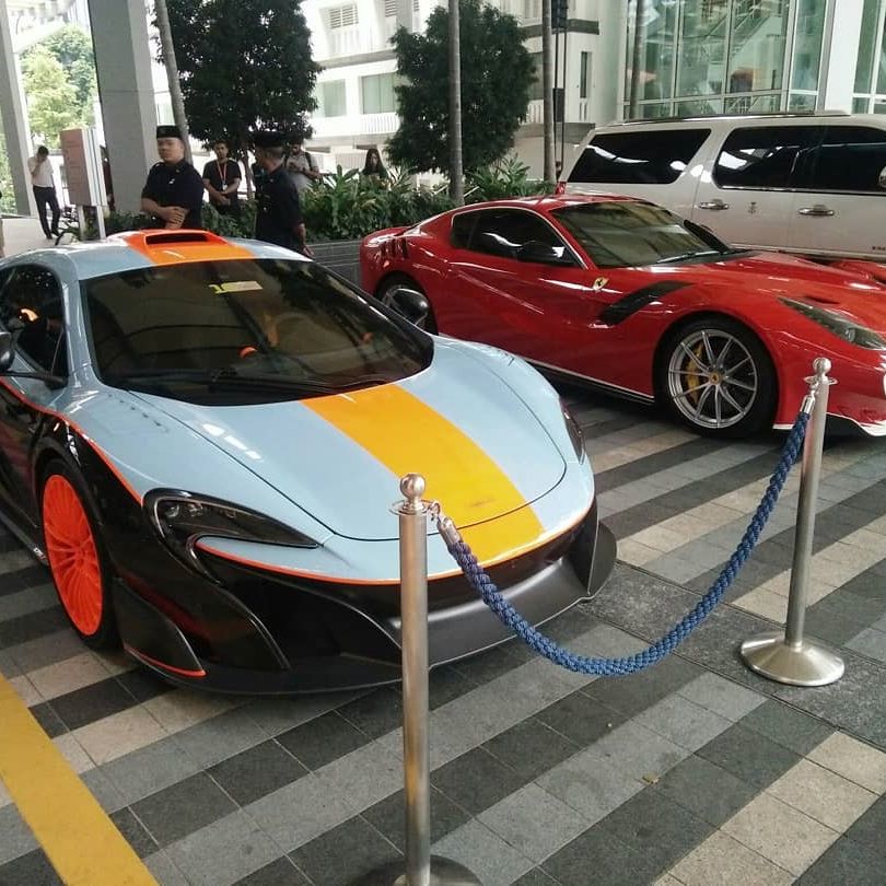 Hàng thửa McLaren 675LT của Hoàng tử Malaysia, Tunku Idris Iskandar Ismail và đỗ kế bên là siêu xe hàng hiếm Ferrari F12tdf của người em trai Tunku Abdul Rahman Hassanal