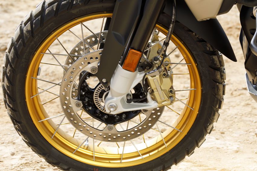 Dàn chân của xe vẫn là bộ vành nan kích thước 17 inch ở sau và 21 inch ở trước. Cặp phuộc trước là loại hành trình ngược, phanh đĩa đôi đi kèm ABS Dàn chân của xe vẫn là bộ vành nan kích thước 17 inch ở sau và 21 inch ở trước. Cặp phuộc trước là loại hành trình ngược, phanh đĩa đôi đi kèm ABS