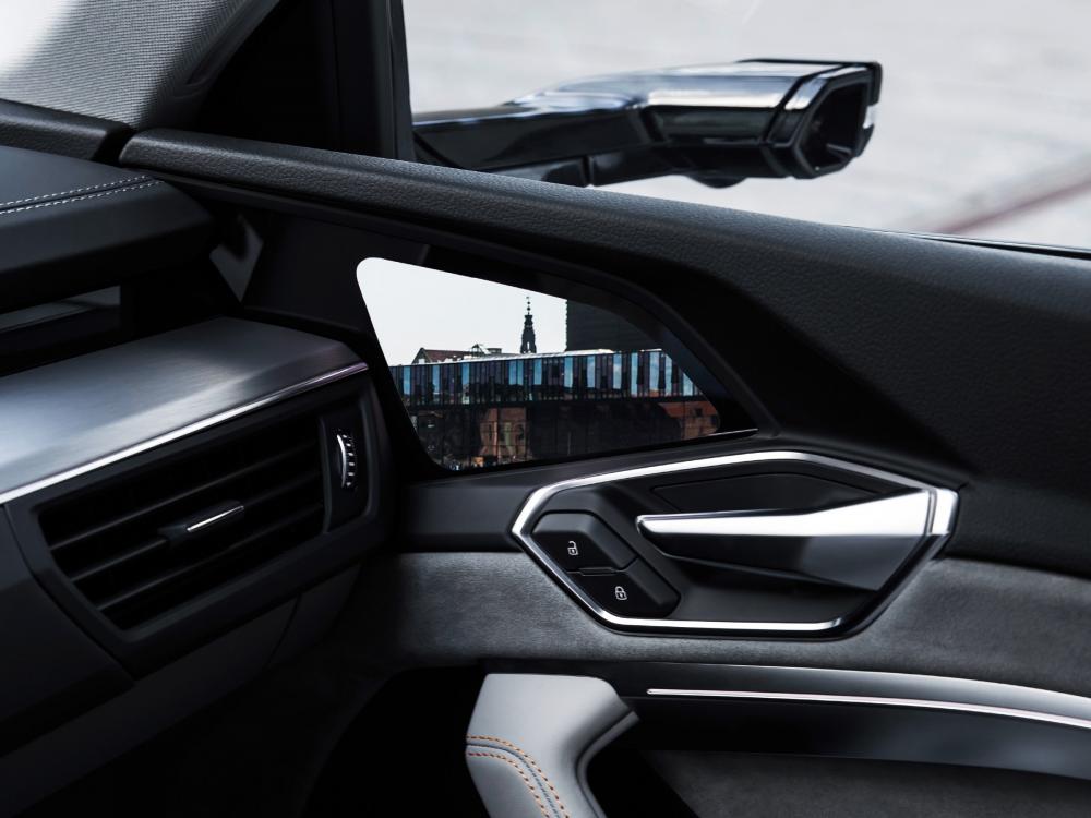 Đánh giá nhanh SUV điện Audi e-tron: hiện đại nhưng không “hại điện”