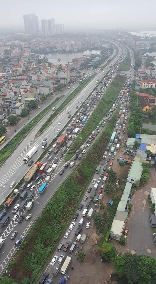 Cầu Thanh Trì ùn tắc nhìn từ trên cao
