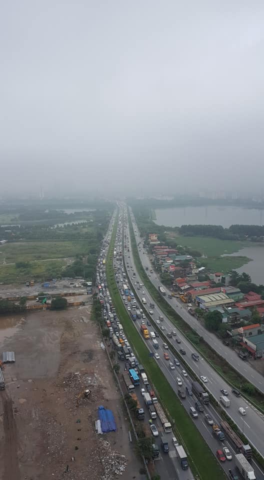 Cầu Thanh Trì ùn tắc nhìn từ trên cao