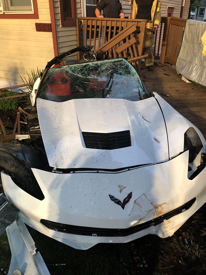 Nửa thân trước của chiếc Chevrolet Corvette tại hiện trường