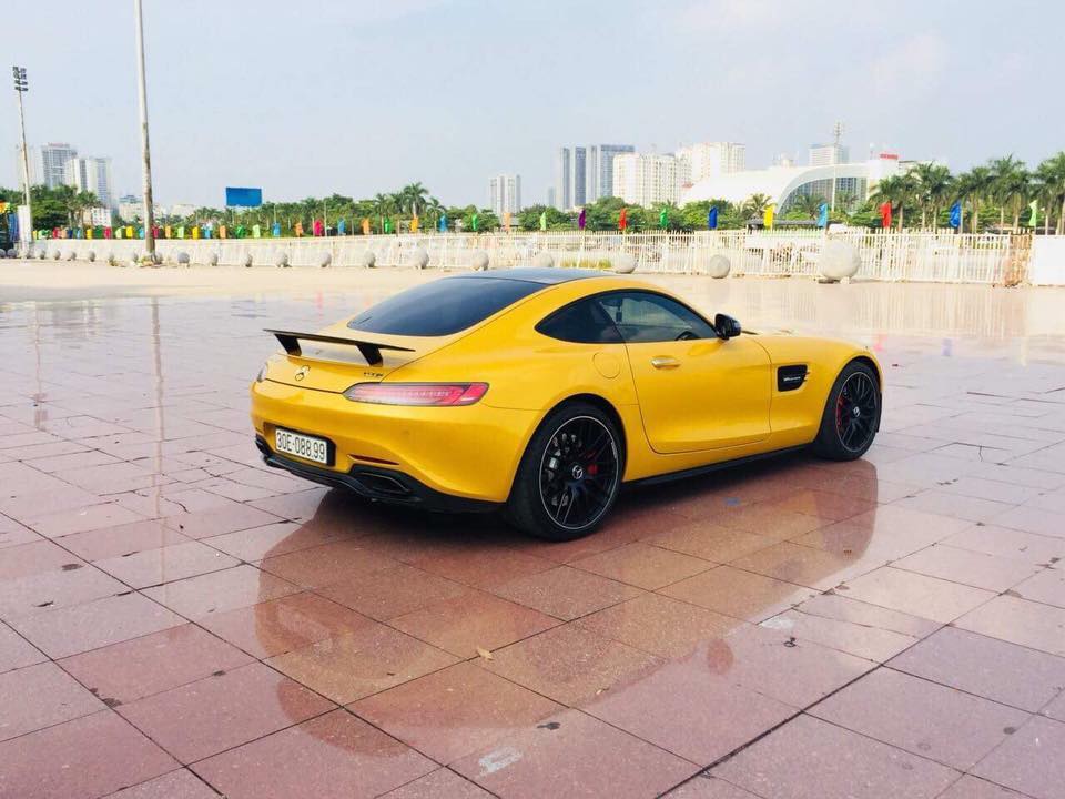 So với phiên bản tiêu chuẩn, ngoại hình Mercedes-AMG GT S Edition 1 có nhiều chi tiết bằng sợi carbon