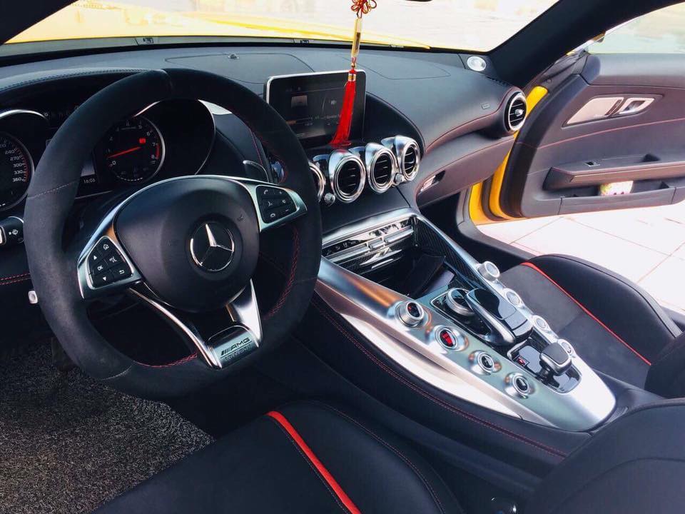Logo AMG Edition 1 nằm phía dưới vô lăng giúp nhận biết đây là phiên bản đặc biệt Mercedes-AMG GT S Edition 1