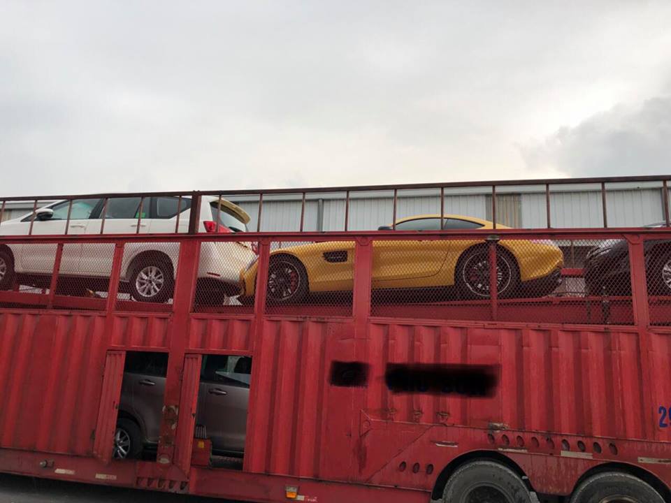 Siêu xe Mercedes-AMG GT S Edition 1 màu vàng trên xe chuyên dụng chuẩn bị cho Nam tiến