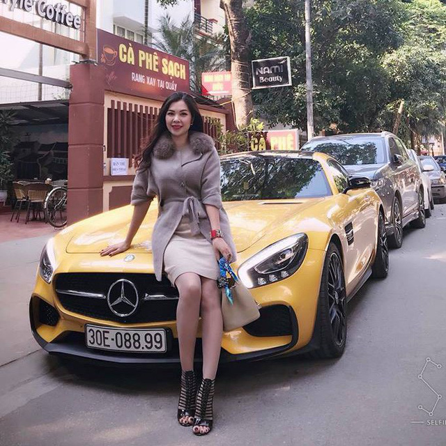 Nữ doanh nhân Hải Phòng cùng siêu xe Mercedes-AMG GT S Edition 1 màu vàng