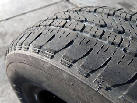 Những dấu hiệu nhận biết cần thay lốp ô tô