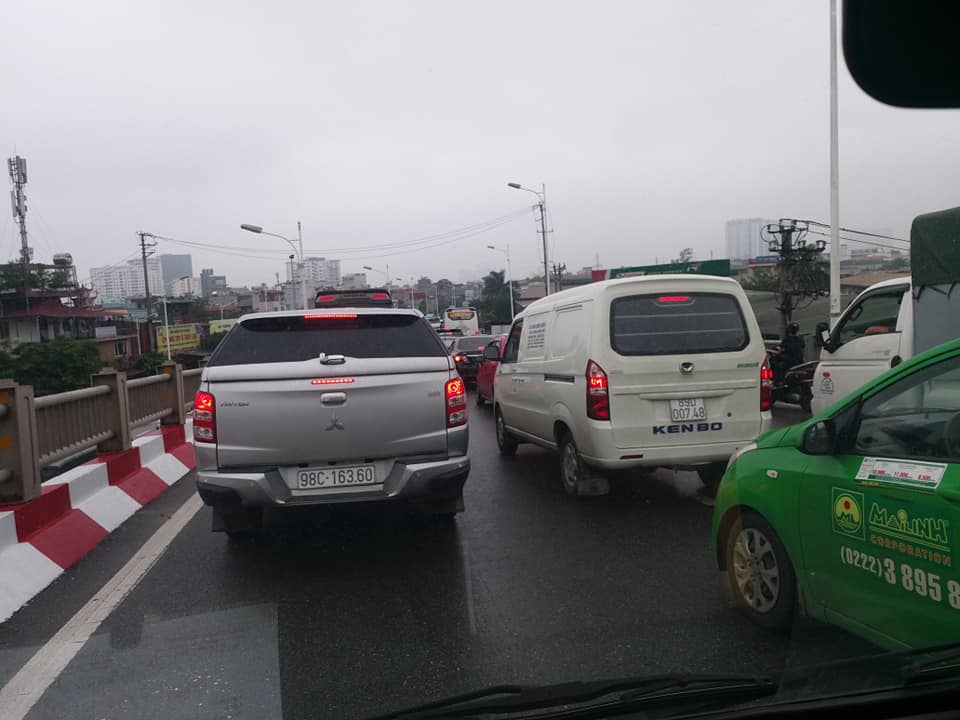 Đâm xe liên hoàn, cầu Thanh Trì ùn tắc hàng tiếng đồng hồ