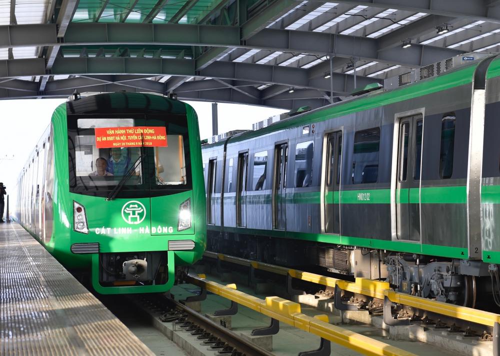 Mặt trước tàu dán băng rôn đỏ chữ vàng với nội dung: Vận hành thử liên động dự án đường sắt đô thị Hà Nội, tuyến Cát Linh-Hà Đông ngày 20/9. Mặt trước tàu dán băng rôn đỏ chữ vàng với nội dung: Vận hành thử liên động dự án đường sắt đô thị Hà Nội, tuyến Cát Linh-Hà Đông ngày 20/9.