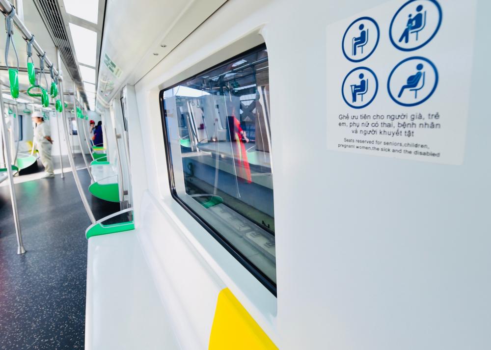 Cận cảnh tàu chạy trên đường sắt Cát Linh - Hà Đông Cận cảnh tàu chạy trên đường sắt Cát Linh - Hà Đông