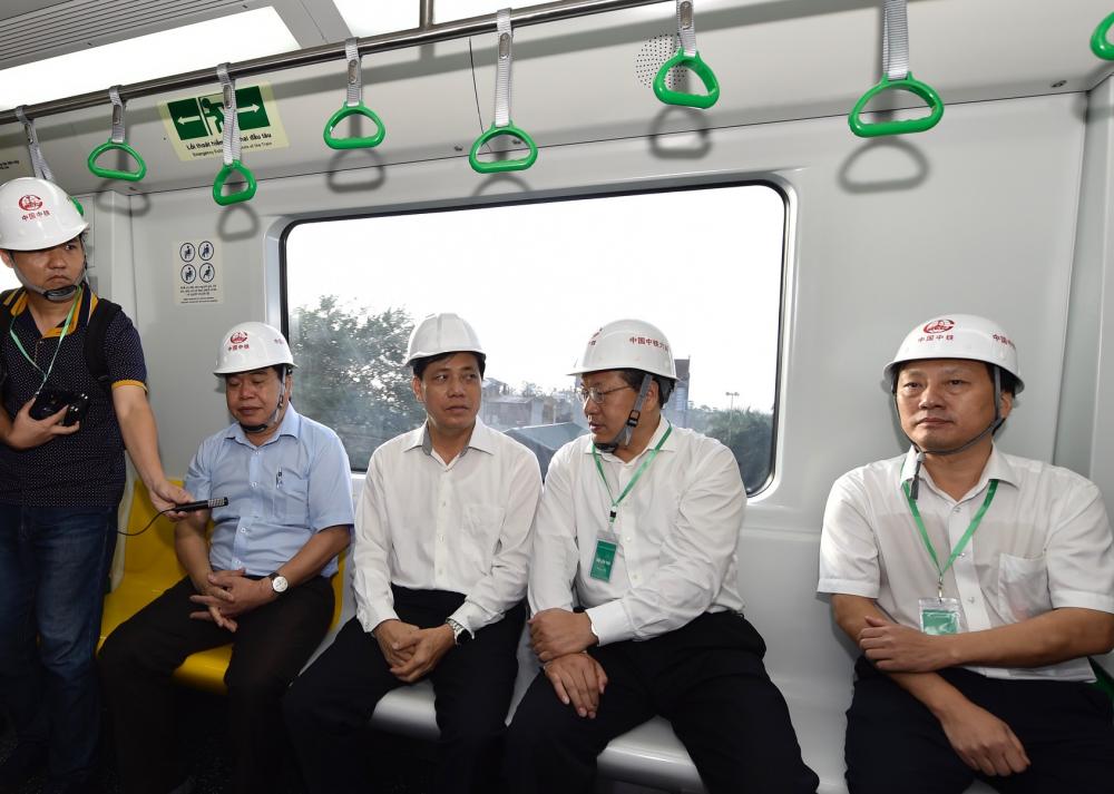 Khách mời và hành khách bên trong toa tàu. Khách mời và hành khách bên trong toa tàu.