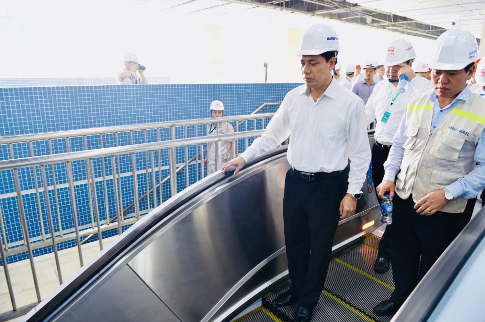 Đoàn tàu rời ga Đoàn tàu rời ga