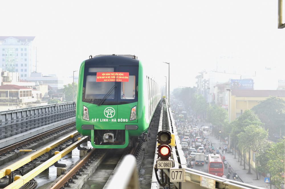 Tàu chạy trên đường Nguyễn Trãi, quận Thanh Xuân - gần nút giao thông thường xuyên ùn tắc của Thủ đô là Ngã Tư Sở. Tàu chạy trên đường Nguyễn Trãi, quận Thanh Xuân - gần nút giao thông thường xuyên ùn tắc của Thủ đô là Ngã Tư Sở.