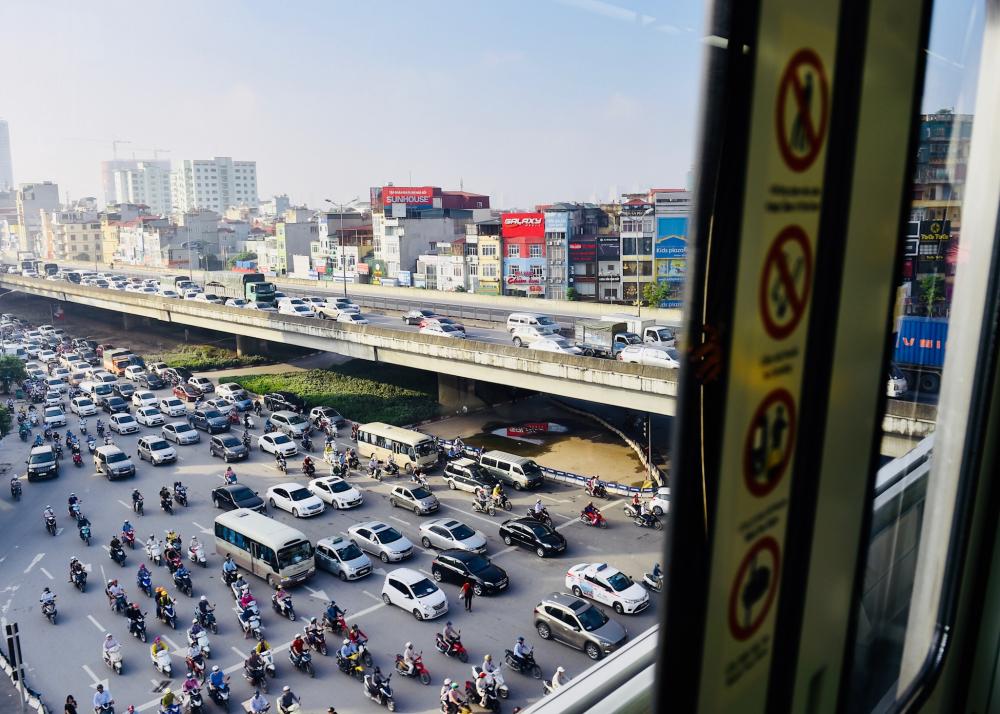 Tàu chạy trên đường Nguyễn Trãi, quận Thanh Xuân - gần nút giao thông thường xuyên ùn tắc của Thủ đô là Ngã Tư Sở. Tàu chạy trên đường Nguyễn Trãi, quận Thanh Xuân - gần nút giao thông thường xuyên ùn tắc của Thủ đô là Ngã Tư Sở.