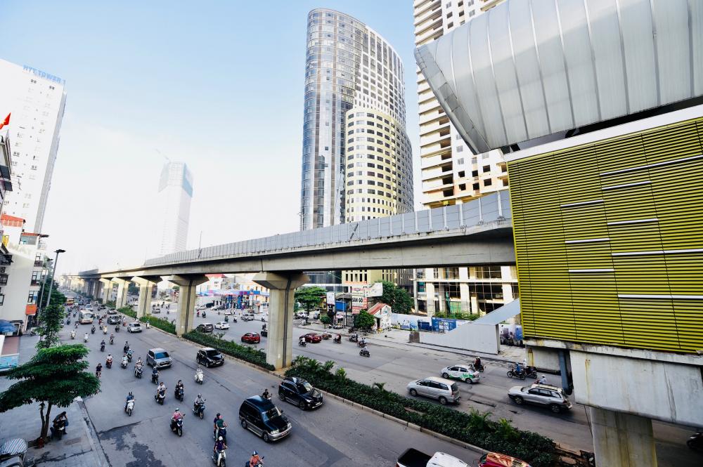 Tàu chạy trên đường Nguyễn Trãi, quận Thanh Xuân - gần nút giao thông thường xuyên ùn tắc của Thủ đô là Ngã Tư Sở. Tàu chạy trên đường Nguyễn Trãi, quận Thanh Xuân - gần nút giao thông thường xuyên ùn tắc của Thủ đô là Ngã Tư Sở.