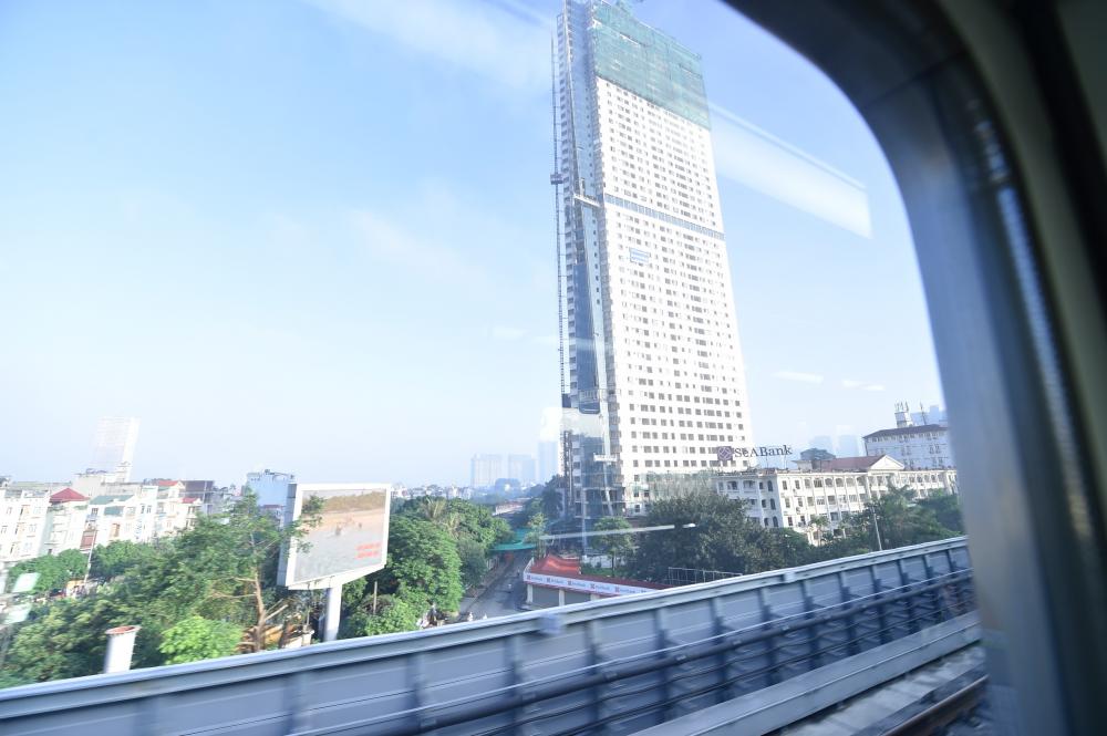 Dự kiến sau 3-6 tháng vận hành thử, tuyến đường sắt đô thị đầu tiên của Việt Nam sẽ chính thức đi vào hoạt động phục vụ người dân đi lại. Dự kiến sau 3-6 tháng vận hành thử, tuyến đường sắt đô thị đầu tiên của Việt Nam sẽ chính thức đi vào hoạt động phục vụ người dân đi lại.