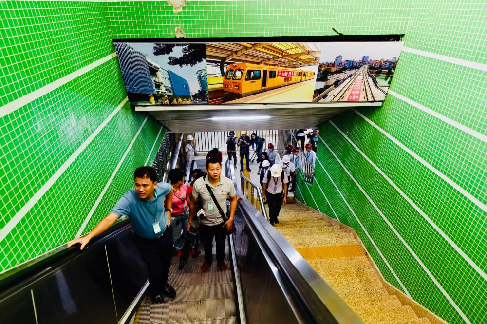 Bên trong nhà ga Yên Nghĩa Bên trong nhà ga Yên Nghĩa