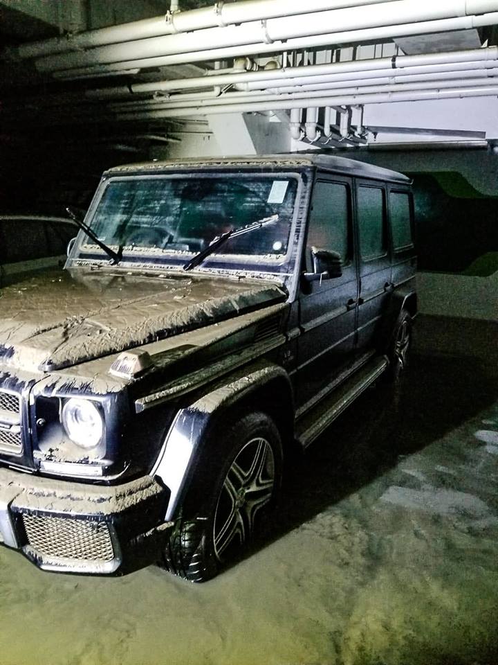 Chịu chung số phận bị nước lũ nhấn chìm tại hầm đỗ xe này cùng 2 chiếc siêu xe Lamborghini còn có chiếc Mercedes-Benz G63 AMG