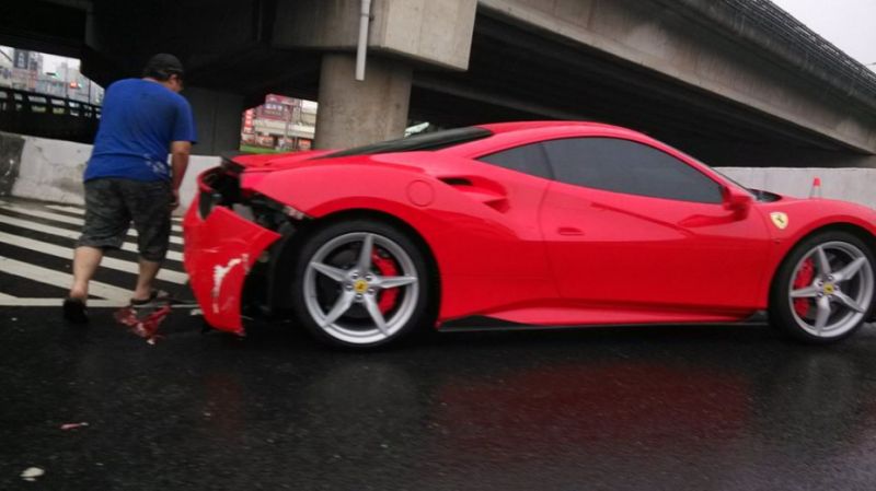 Thiệt hại của chiếc Ferrari 488 GTB màu đỏ là khá nặng