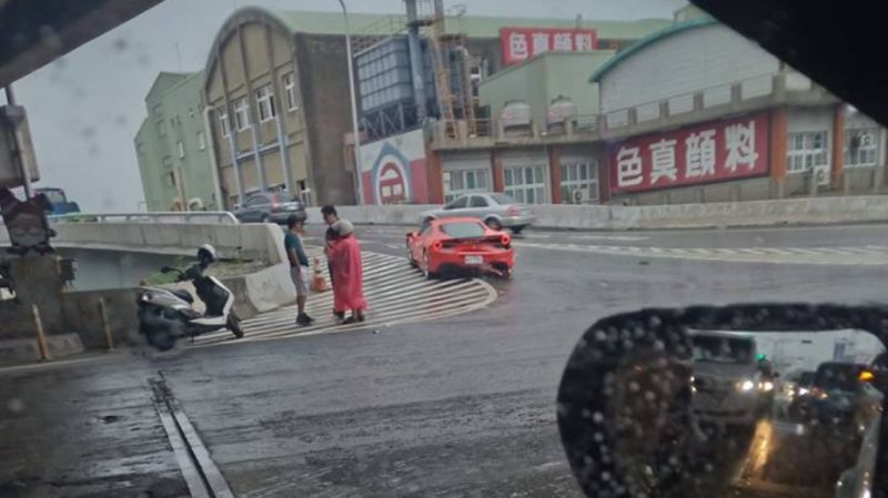 Siêu xe Ferrari 488 GTB màu đỏ xảy ra tai nạn với một người điều khiển xe máy