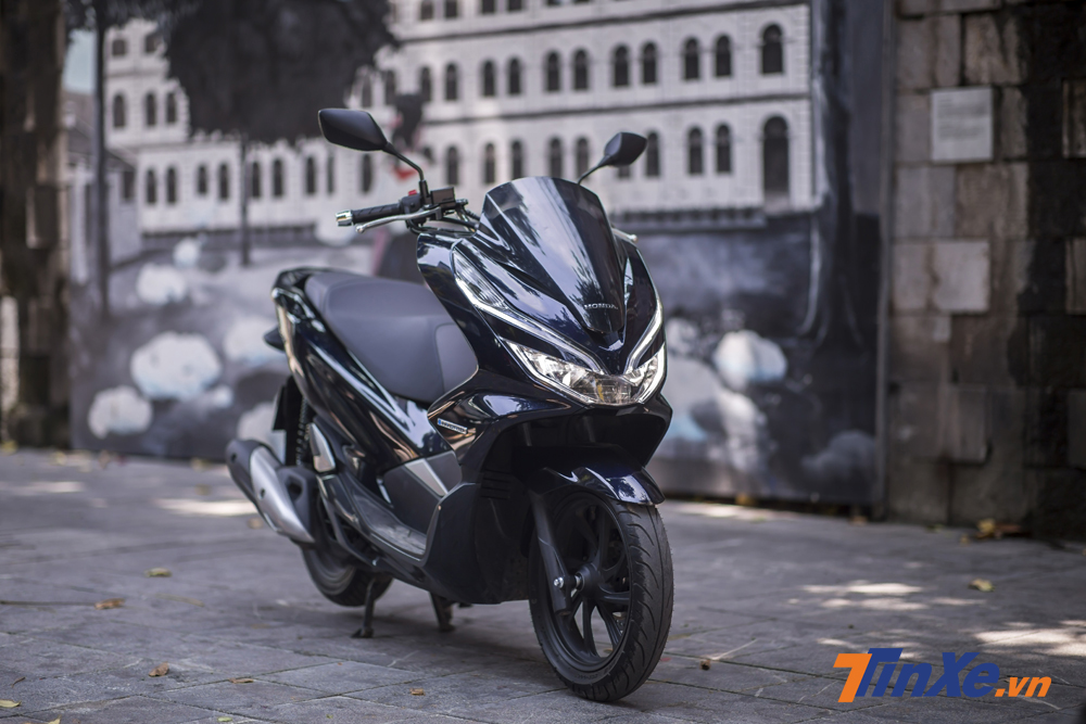 Honda PCX 150cc Hybrid sẽ được bán ra từ ngàu 24/9/2018 với mức giá 89,99 triệu VNĐ. Honda PCX 150cc Hybrid sẽ được bán ra từ ngàu 24/9/2018 với mức giá 89,99 triệu VNĐ.