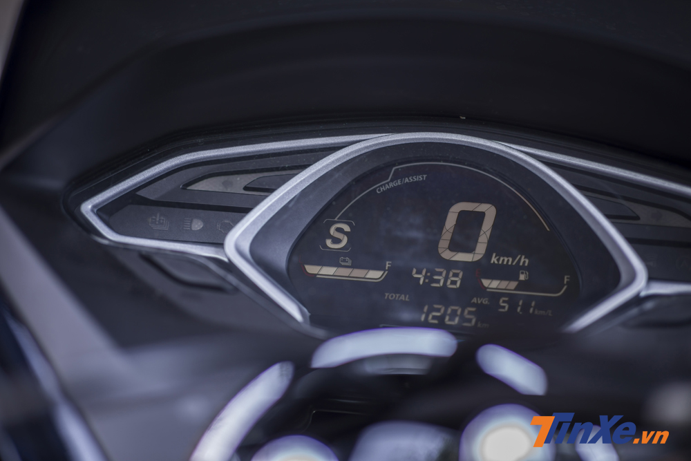 Sức mạnh thật sự của Honda PCX 150cc Hybrid sẽ được thể hiện khi chuyển sang chế độ Sport với cảm giác bốc ngay từ những nước ga đầu tiên. Qua thử nghiệm nhanh thì xe chỉ mất khoảng 2 giây để tăng tốc từ 0-60km/h. Sức mạnh thật sự của Honda PCX 150cc Hybrid sẽ được thể hiện khi chuyển sang chế độ Sport với cảm giác bốc ngay từ những nước ga đầu tiên. Qua thử nghiệm nhanh thì xe chỉ mất khoảng 2 giây để tăng tốc từ 0-60km/h.