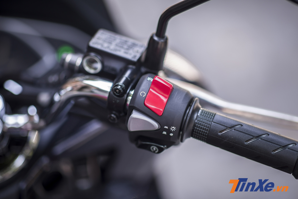 Nút tắt bật động cơ như ở những mẫu xe côn tay. Nút tắt bật động cơ như ở những mẫu xe côn tay.