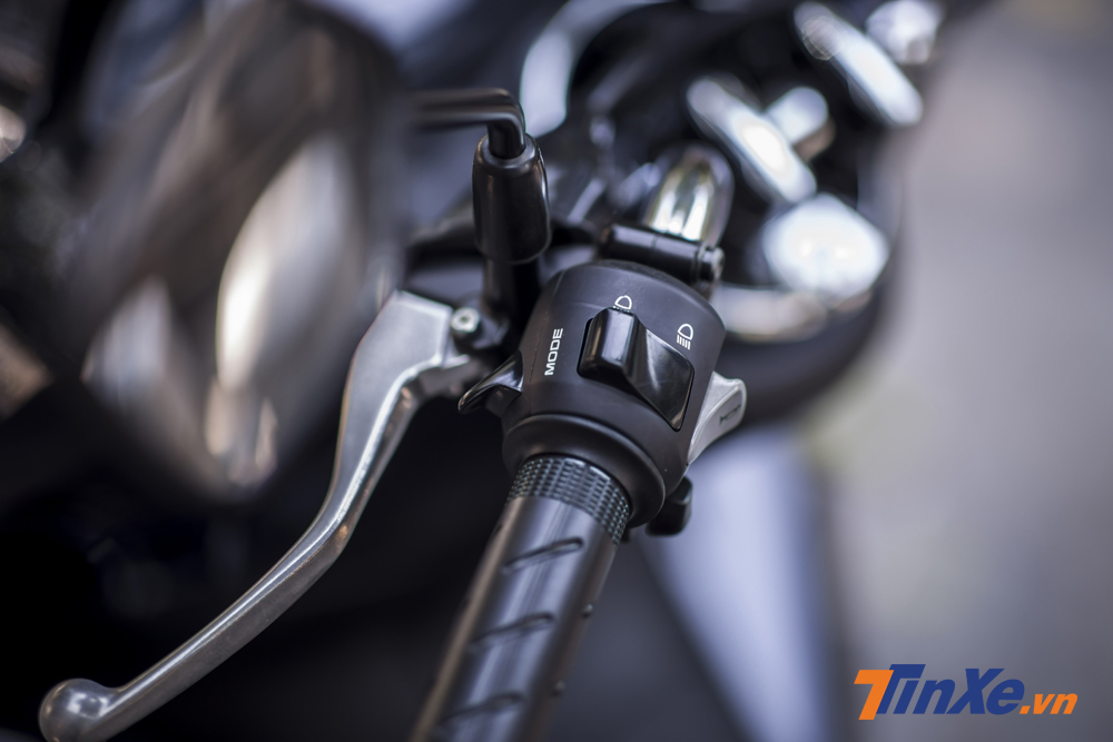 Nút bấm chuyển đổi giữa 3 chế độ lái khác nhau bao gồm Idling, Drive (D) và Sport (S) trên Honda PCX 150cc Hybrid. Nút bấm chuyển đổi giữa 3 chế độ lái khác nhau bao gồm Idling, Drive (D) và Sport (S) trên Honda PCX 150cc Hybrid.