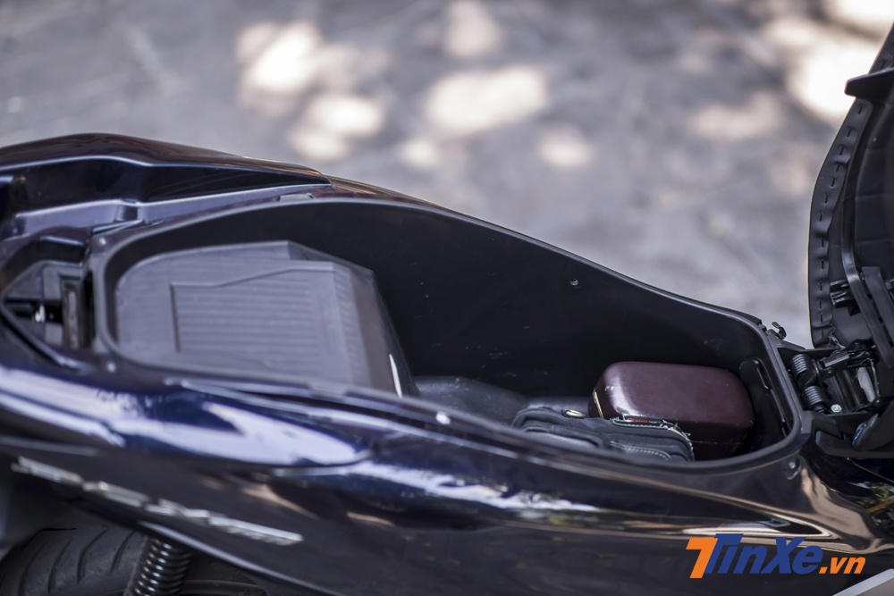 Do được trang bị thêm động cơ điện và pin nên cốp xe của Honda PCX 150cc Hybrid nhỏ hơn khá nhiều. Chỉ còn đủ không gian để một mũ bảo hiểm cả đầu. Do được trang bị thêm động cơ điện và pin nên cốp xe của Honda PCX 150cc Hybrid nhỏ hơn khá nhiều. Chỉ còn đủ không gian để một mũ bảo hiểm cả đầu.