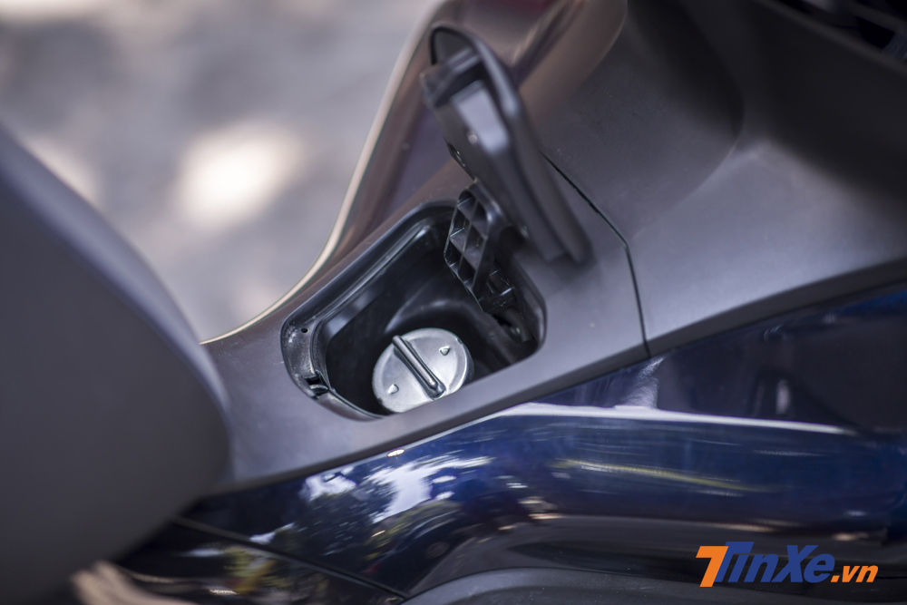 Bình xăng của Honda PCX 150cc Hybrid có dung tích 8,2 lít. Trọng lượng xe cũng tăng lên mức 134kg (so với 130kg của phiên bản thường). Bình xăng của Honda PCX 150cc Hybrid có dung tích 8,2 lít. Trọng lượng xe cũng tăng lên mức 134kg (so với 130kg của phiên bản thường).