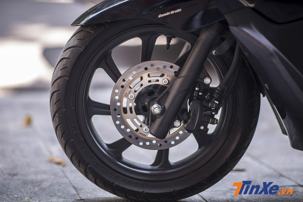 Honda PCX 150cc Hybrid được trang bị bộ vành hợp kim đa chấu kích thước 14 cùng lốp không xăm. Xe chưa có hệ thống chống bó cứng phanh ABS dù đã được trang bị phanh đĩa ở bánh trước. Honda PCX 150cc Hybrid được trang bị bộ vành hợp kim đa chấu kích thước 14 cùng lốp không xăm. Xe chưa có hệ thống chống bó cứng phanh ABS dù đã được trang bị phanh đĩa ở bánh trước.