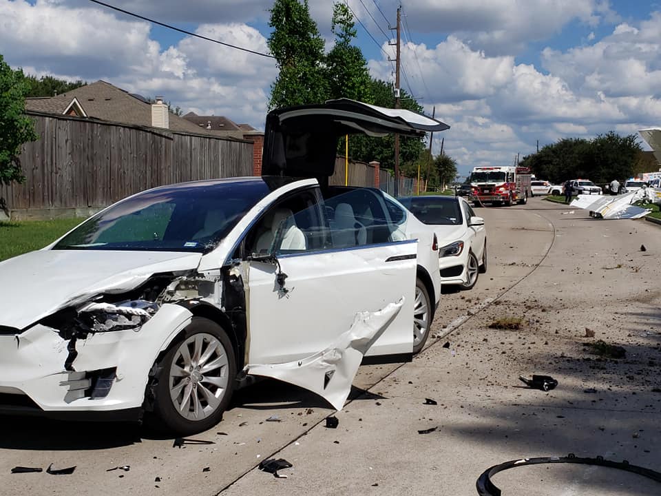 Chiếc Tesla Model X bị hư hại nặng nề sau khi bị máy bay