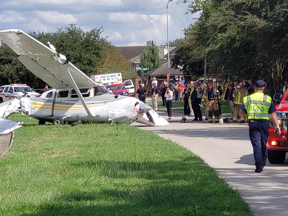 Sau va chạm, chiếc máy bay Cessna đã bị rò rỉ nhiên liệu nhưng may là không bốc cháy
