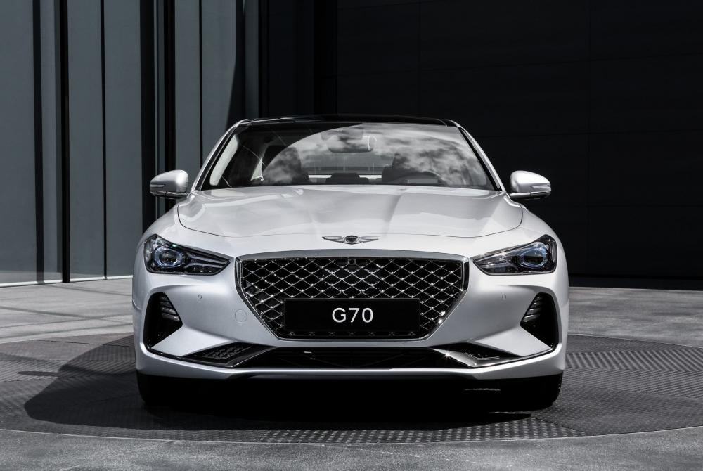 Genesis G70 2019 được trang bị tốt ngay từ bản tiêu chuẩn