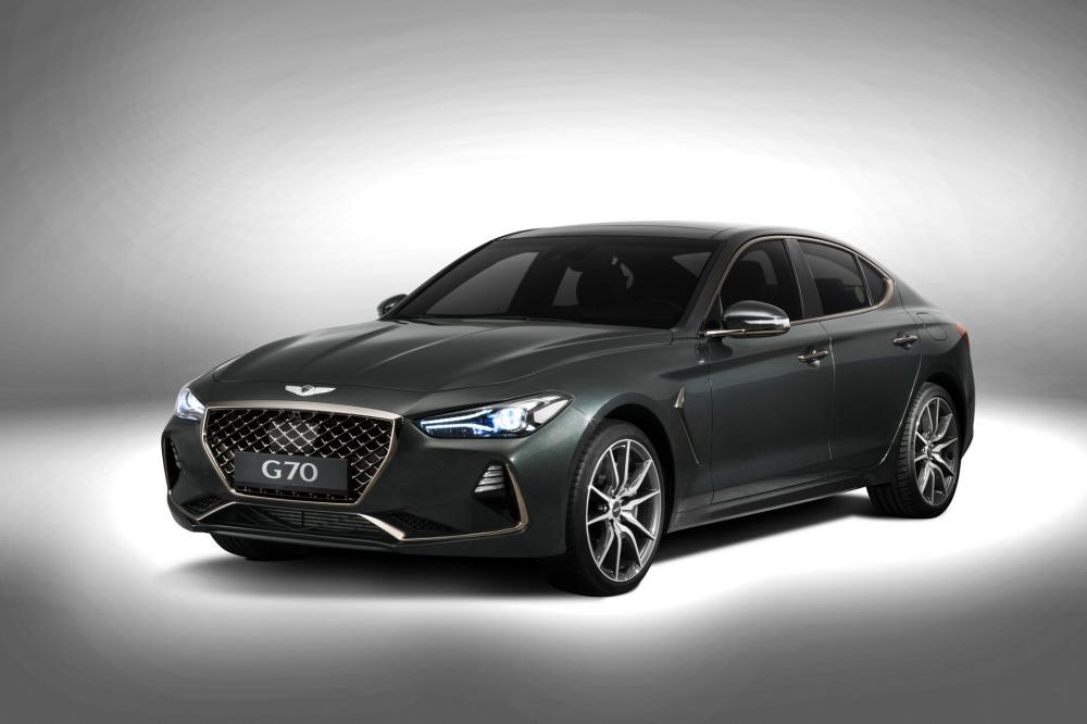 Genesis G70 3.3T Design Edition màu xanh lục lạ mắt