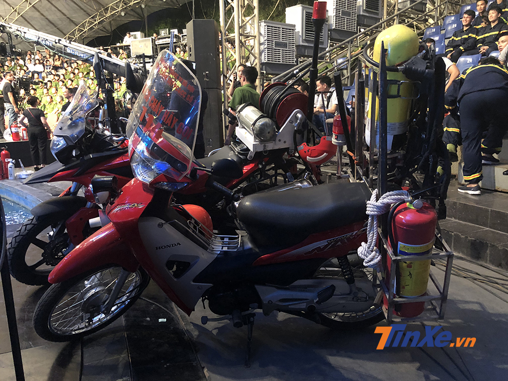 Xe Honda Wave được đặc chế phục vụ cho việc cứu hoả. Xe Honda Wave được đặc chế phục vụ cho việc cứu hoả.
