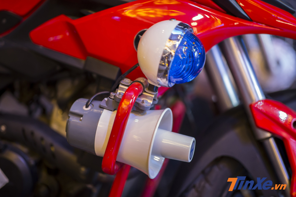 Xe phân khối lớn chuyên dụng cứu hoả còn được trang bị đèn nháy và loa để cảnh báo người đi đường. Xe phân khối lớn chuyên dụng cứu hoả còn được trang bị đèn nháy và loa để cảnh báo người đi đường.