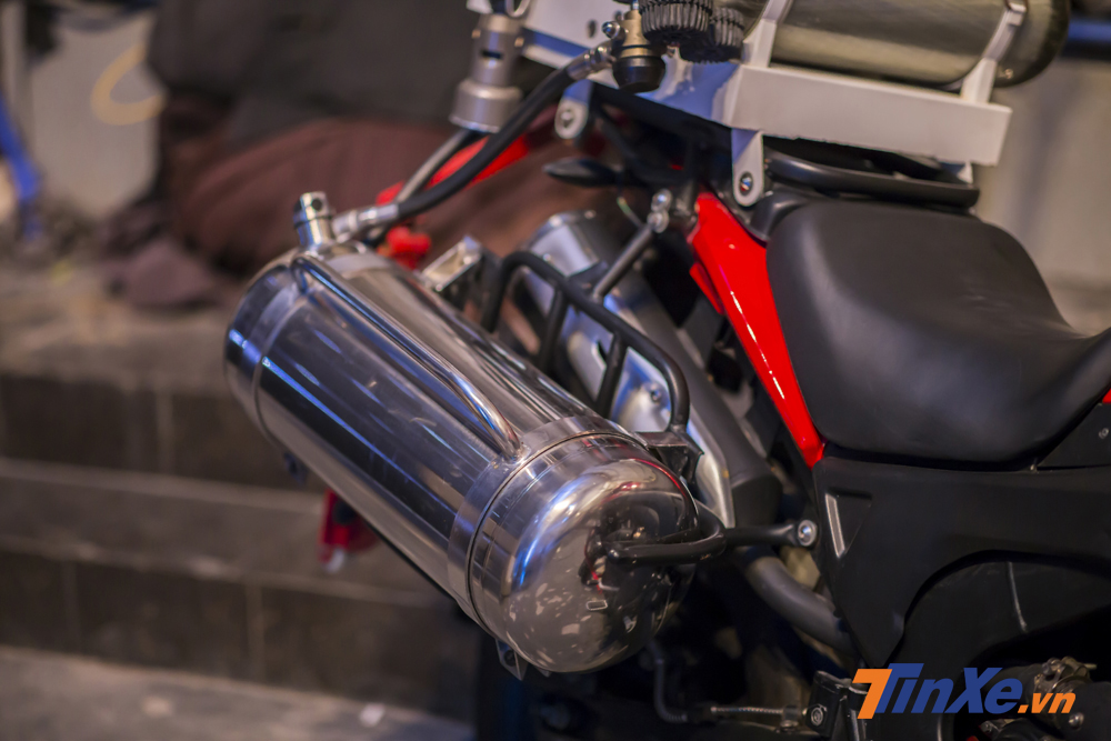 Nước và dung dịch dập lửa được bơm đầy vào hai bình đặt bên hông xe phân khối lớn. Nước và dung dịch dập lửa được bơm đầy vào hai bình đặt bên hông xe phân khối lớn.