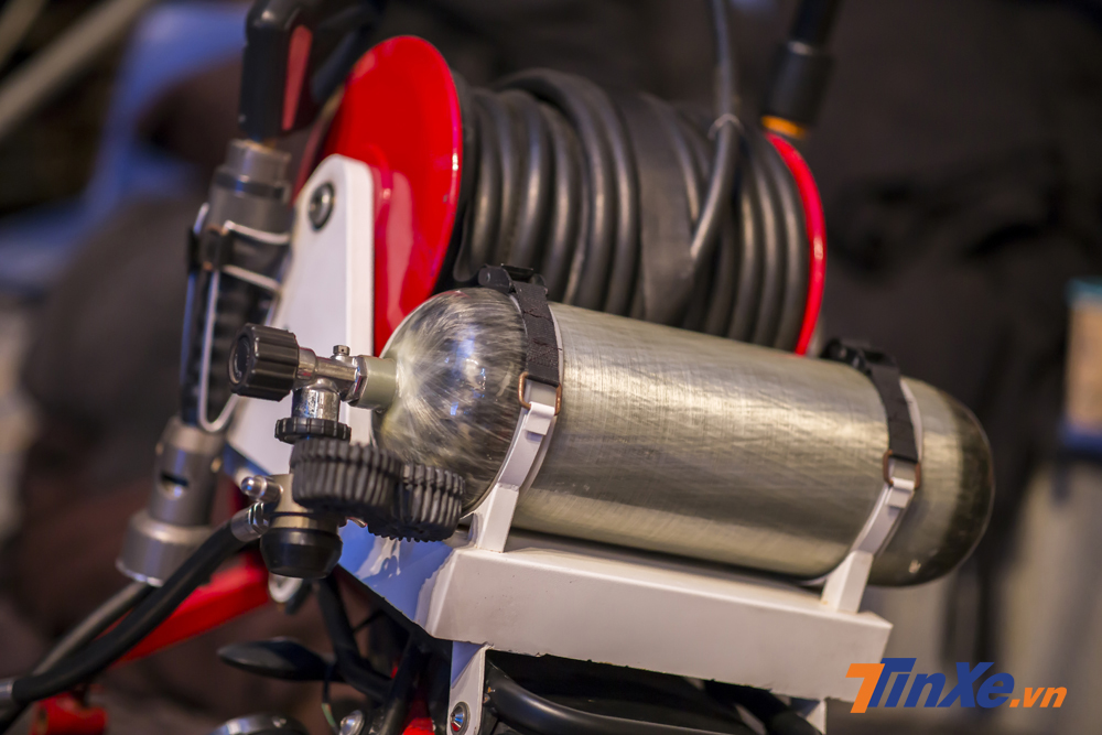 Bình khí nén áp suất cao được đặt trên yên làm nhiệm vụ tạo ra áp lực để phun nước từ hai bình chứa bên hông xe. Bình khí nén áp suất cao được đặt trên yên làm nhiệm vụ tạo ra áp lực để phun nước từ hai bình chứa bên hông xe.