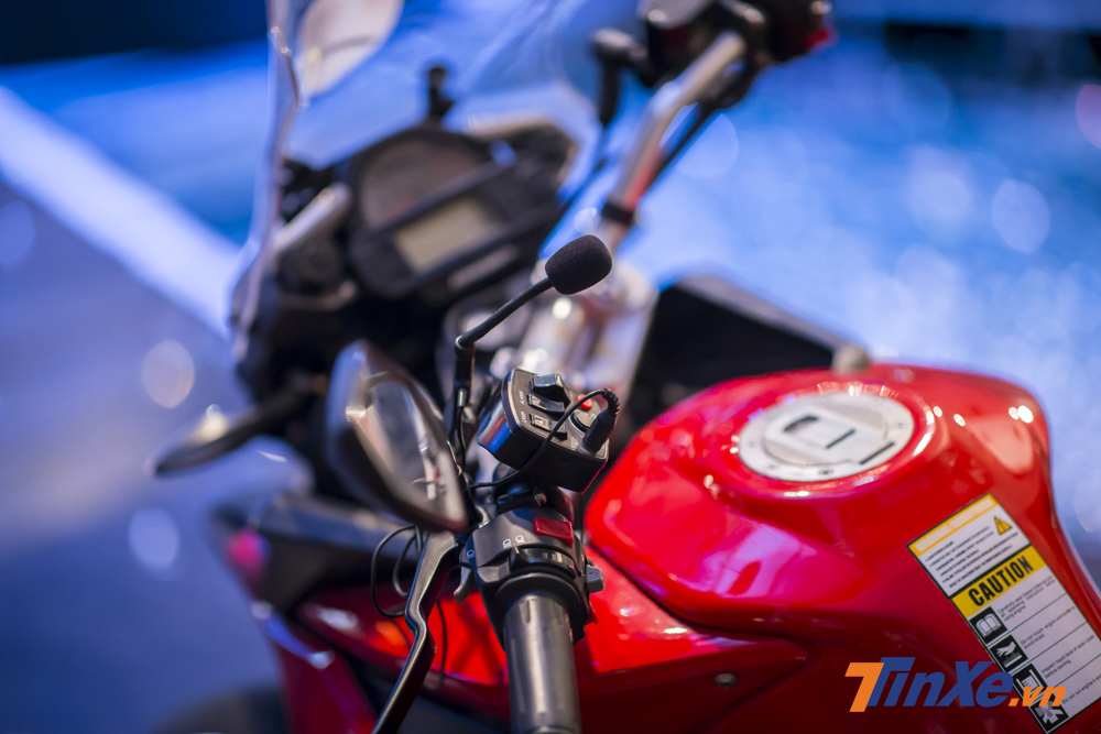 Mic phát thanh và các nút bấm được tích hợp ngay trên tay lái của xe. Mic phát thanh và các nút bấm được tích hợp ngay trên tay lái của xe.