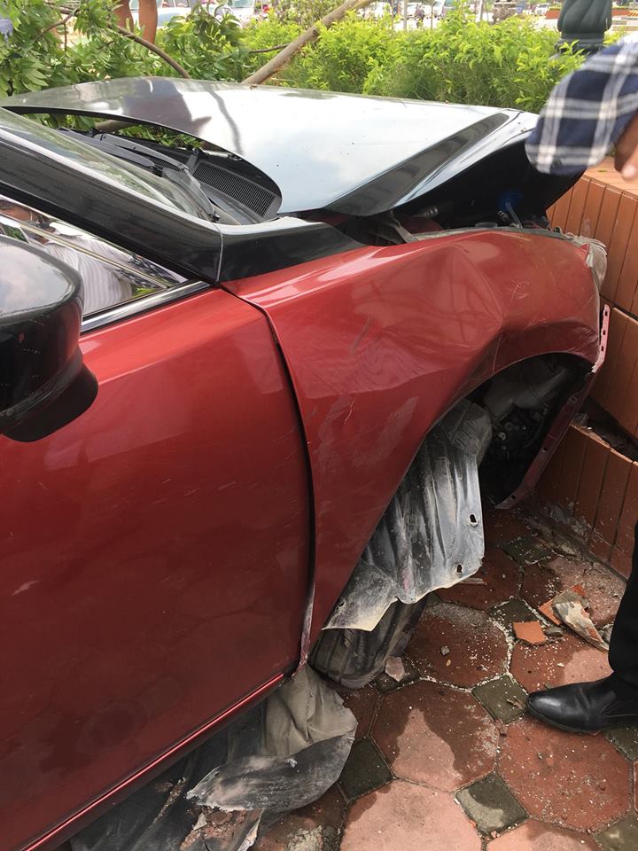 Trục trước của xe dường như đã hư hại hoàn toàn