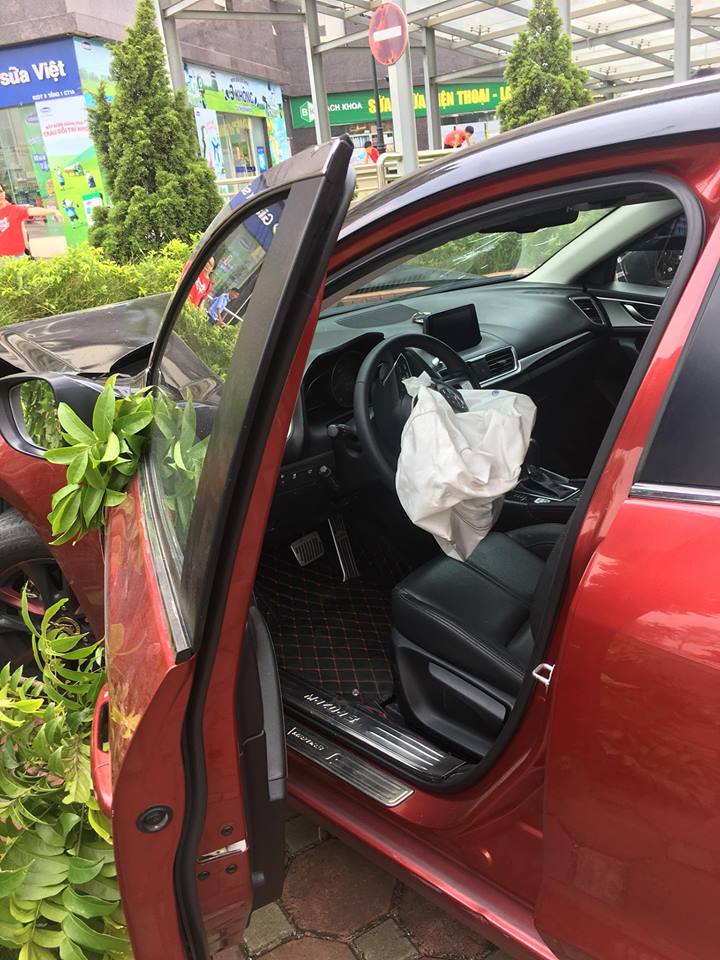 Túi khí bên trong xe đã bung