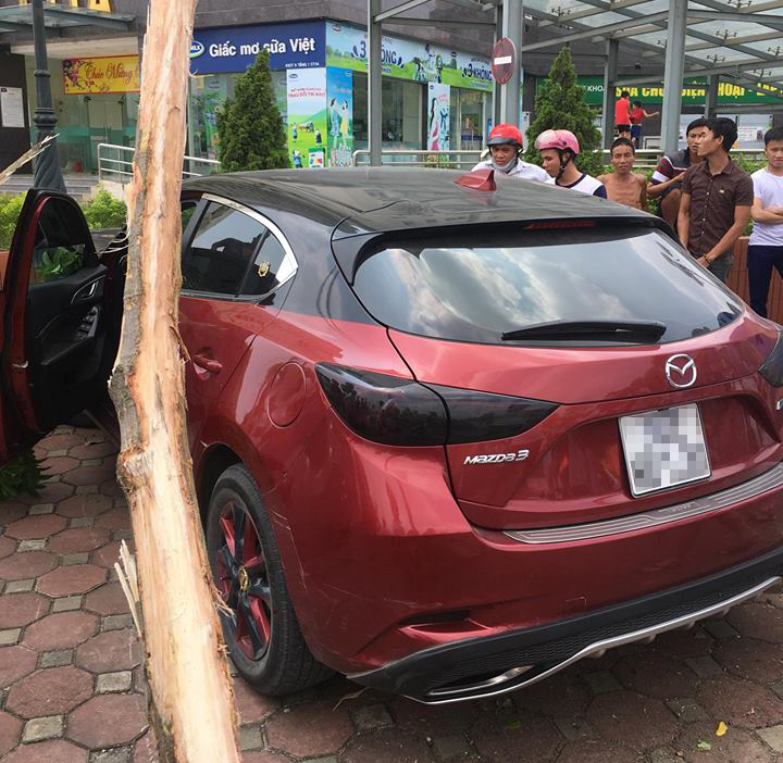 Đây cũng là chiếc Mazda 3 từng gây náo loạn Hồ Gươm và Cầu Diễn cách đây không lâu